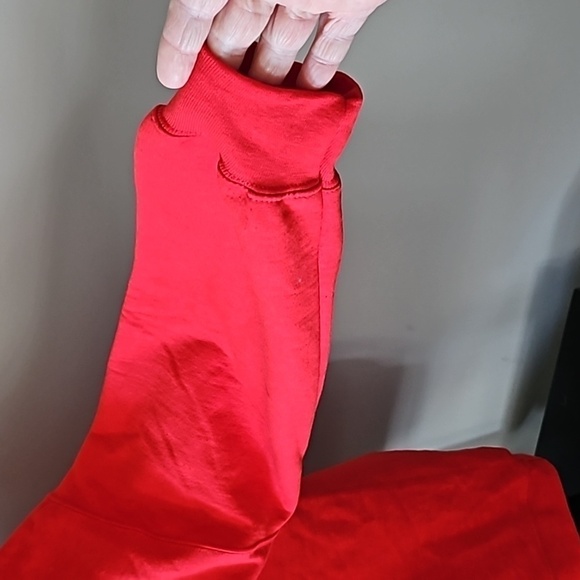 Gildan Red Long Sleeve Sweatshirt with "Arrowhead" Graphics NWOT - Picture 7 of 14